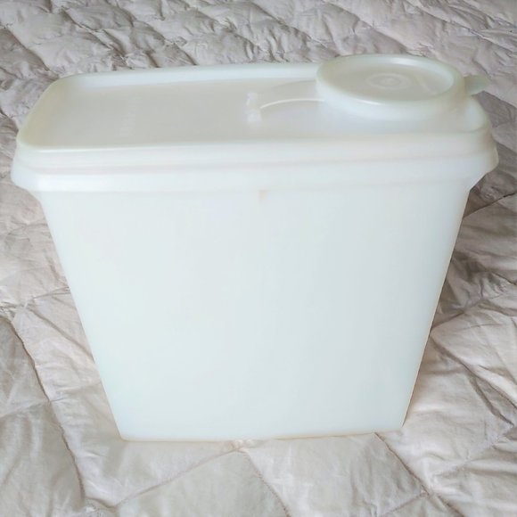 Vintage Tupperware Cereal Keeper Container & Lid